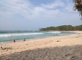 Pantai Legon Pari