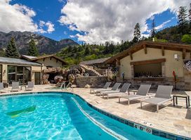 Twin Peaks Lodge & Hot Springs