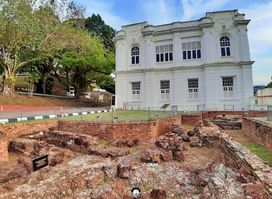 The Alignment of Old Portuguese Wall