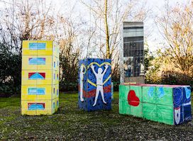 Ort der Kinderrechte / Säule mit Spiegeln / Artikel 19