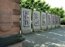 Sandsteinreliefs der Kurfürsten und des deutschen Königs
