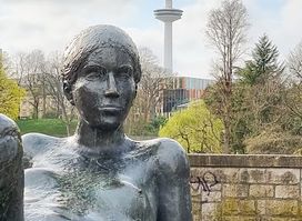 Skulptur Liegende