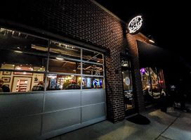 V-Cut Lounge