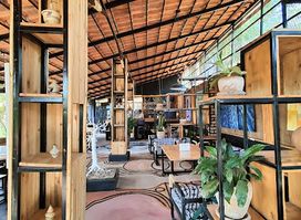 Niyo Arts Café