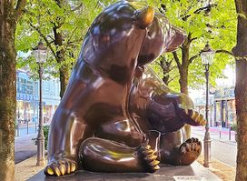Skulptur Sitzender Braunbär