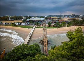 Matara Paravi Duwa Beach