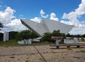 Praça dos Três Poderes Panteão da Pátria e da Liberdade Tancredo Neves - Brasília