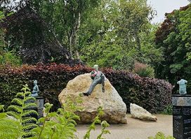 Oscar Wilde Statue