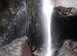 Chorro y cueva la Golondrina