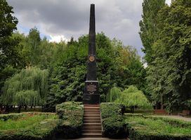 Pam'yatnyk Studentam, Likaryam, Vypusknykam, Vykladacham Ta Spivrobitnykam
