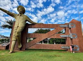 Boy Monument Porteira