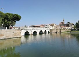 Marinando. In barca tra le arcate del ponte