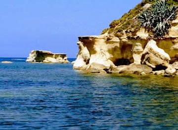 malta/marsalforn-bay/landmark/smugglers-cave