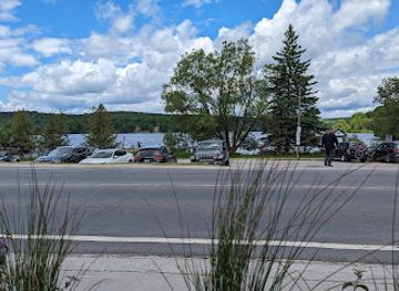 canada/haliburton-highlands/landmark/hook-line-sinker