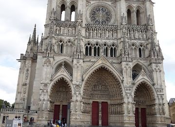 france/amiens/landmark/les-hortillonnages-visites-guidees-en-barque-a-cornet-traditionnelle