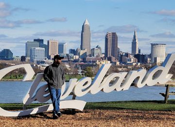ohio/cleveland/ohio-city/landmark/cleveland-script-sign-edgewater-park