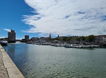 france/la-rochelle/vieux-port/landmark/phare-d-alignement-du-vieux-port-de-la-rochelle