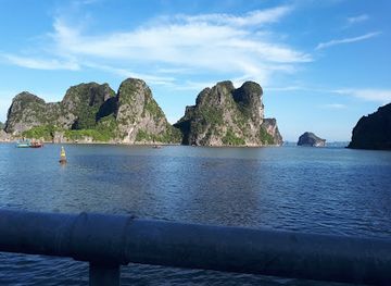 vietnam/ha-long-bay/landmark/ha-long-market