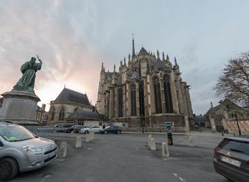 france/amiens/saint-leu/landmark/statue-de-pierre-l-ermite