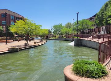 colorado/pueblo/landmark/riverwalk-waterfall