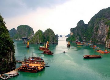 vietnam/ha-long-bay/landmark/bai-chay-beach