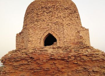 pakistan/lower-sindh/landmark/gadani-qubbah