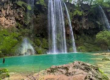 oman/dhofar-governorate/landmark/ayn-athum-waterfalls