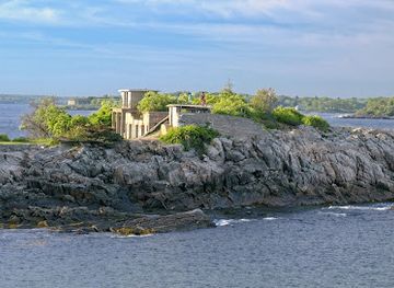 maine/south-portland/landmark/abandoned-fort-williams-bunker