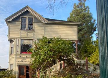 california/hayward/landmark/neumanali