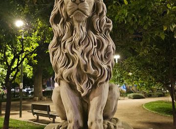 spain/malaga/landmark/escultura-club-de-leones