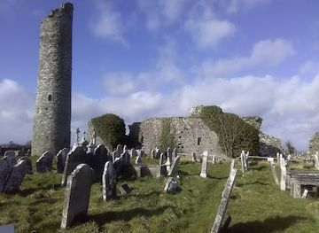 ireland/county-kilkenny/landmark/tullaherin-round-tower-and-monastic-site