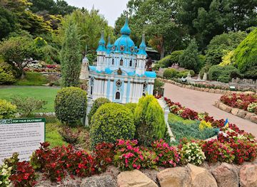 australia/new-england/landmark/cockington-green-gardens