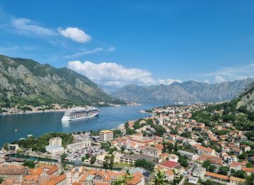 montenegro/bay-of-kotor/landmark/old-town-square