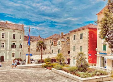 croatia/makarska/landmark/monument-to-friar-andrija-kacic-miosic
