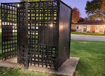 iowa/cedar-valley/landmark/bronze-statue-of-james-t-kirk