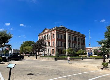 illinois/western-illinois/landmark/monticello-courthouse-square-historic-district