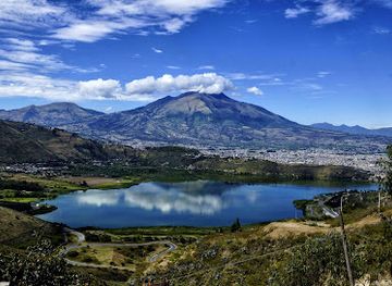 ecuador/oriente/landmark/laguna-de-yahuarcocha