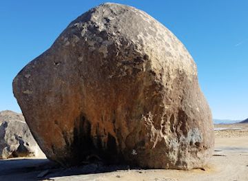 california/joshua-tree-national-park/landmark/giant-rock-ca