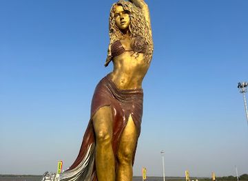 colombia/barranquilla/landmark/shakira-statue