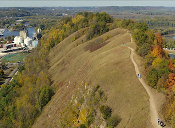 minnesota/minnesota-driftless-area/landmark/barn-bluff