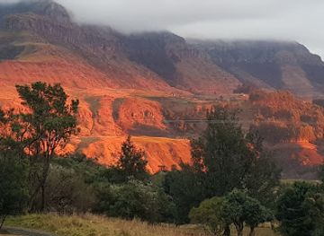 south-africa/drakensberg-mountains/landmark/monkscowl-adventure
