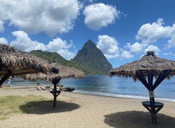 saint-lucia/canaries/landmark/big-red-maximum-chill