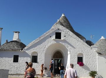 italy/apulia/landmark/trullo-sovrano