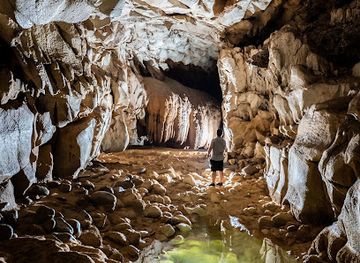laos/vang-vieng-karst-landscape/landmark/hoi-cave
