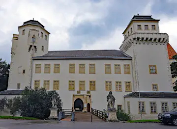 MAMUZ Castle Asparn / Zaya