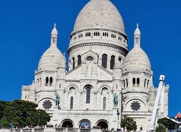 france/paris/montmartre/landmark/square-louise-michel