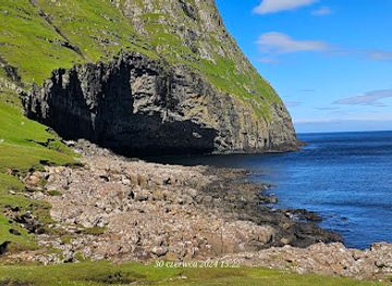 faroe-islands/eysturoy/landmark/hole-in-the-cliff