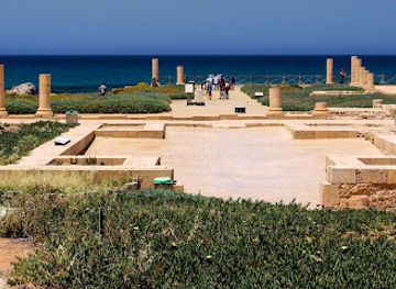 israel/caesarea/caesarea-port/landmark/caesarea-columns
