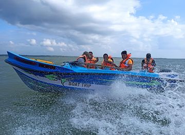 sri-lanka/kalpitiya/landmark/baththalangunduwa-uchimunai-church-boat-tour