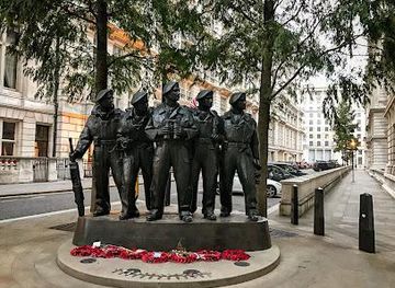 united-kingdom/windsor/landmark/royal-tank-regiment-memorial-statue